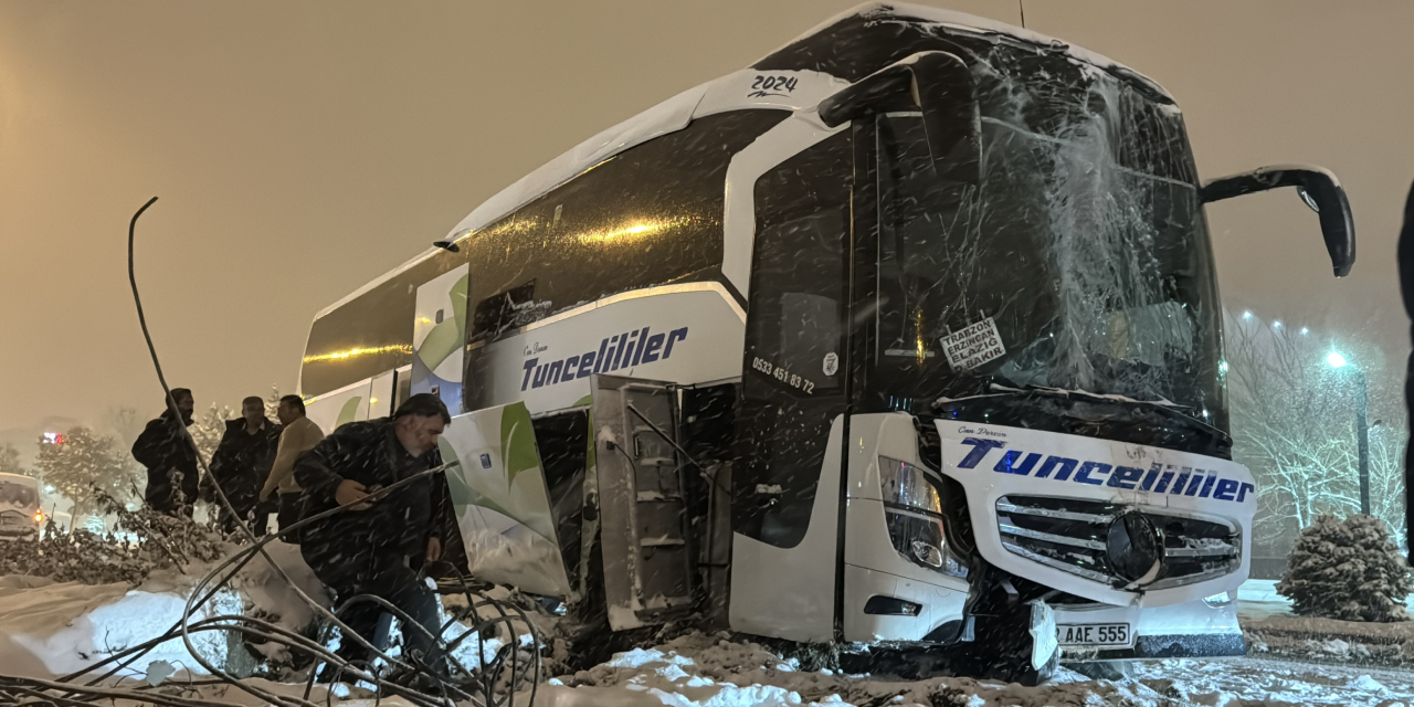 Erzincan’da yoldan çıkan otobüs aydınlatma direğine çarptı