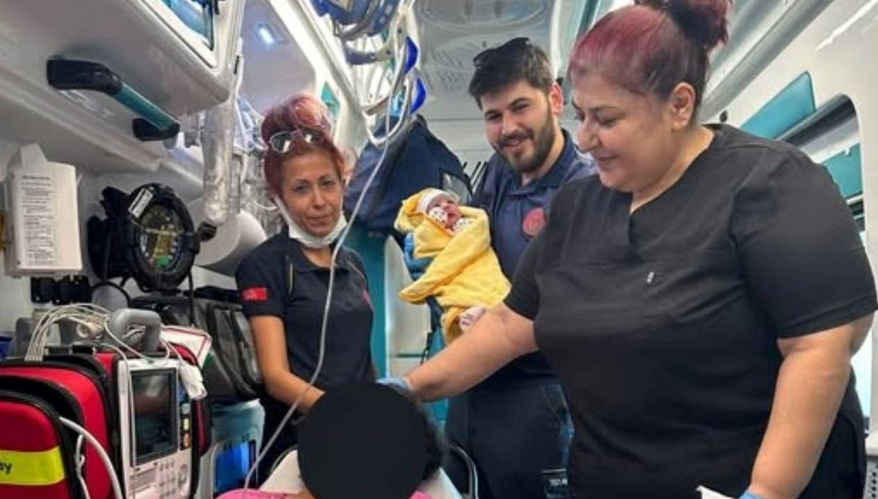 ambulansta dogum sancilari basladi hastaneye yetisemedi 1TpeXLi1