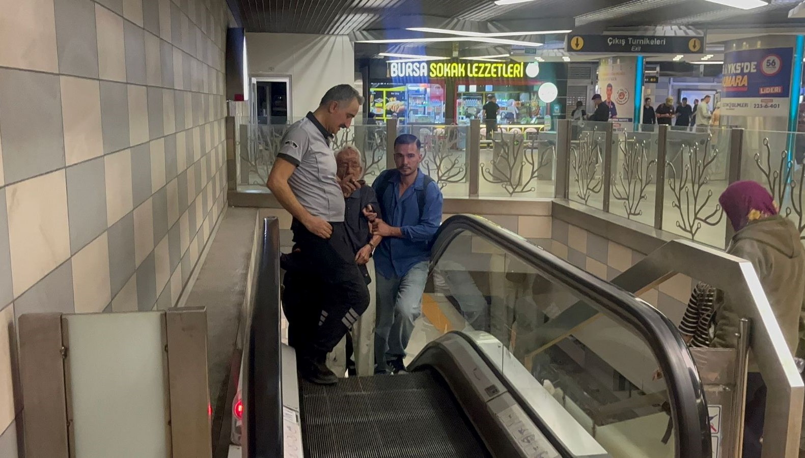 perondaolumcul sakalasma yasli adam son anda ezilmekten kurtuldu kc8tqRIY