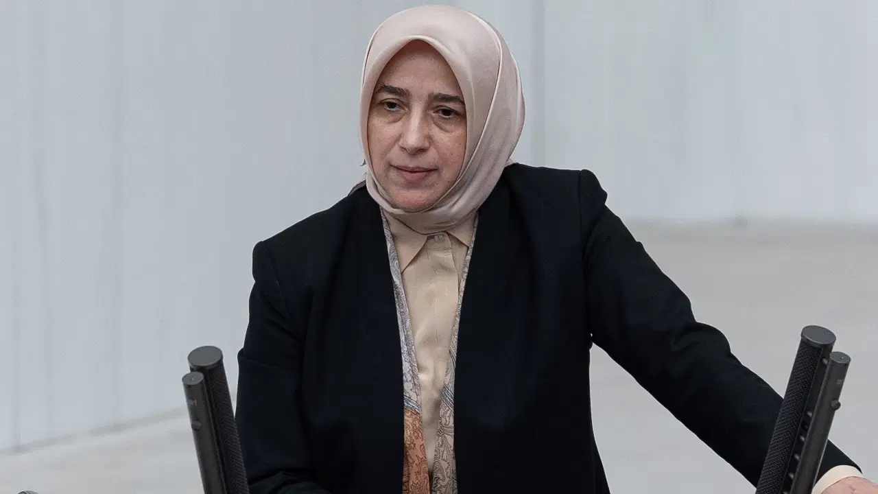 akpli ozlem zenginden mecliste ilginc talep holokost filmleri yasaklansin cxEn8i64