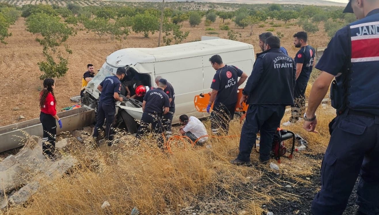 kamyonet sarampole uctu aracta sikisan kisiler agir yaralandi jRVnVA2y