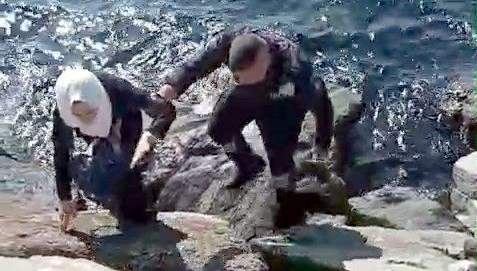 kayaliklarin arasina dustu guvenlik kurtardi zE9X8WmZ.jpg