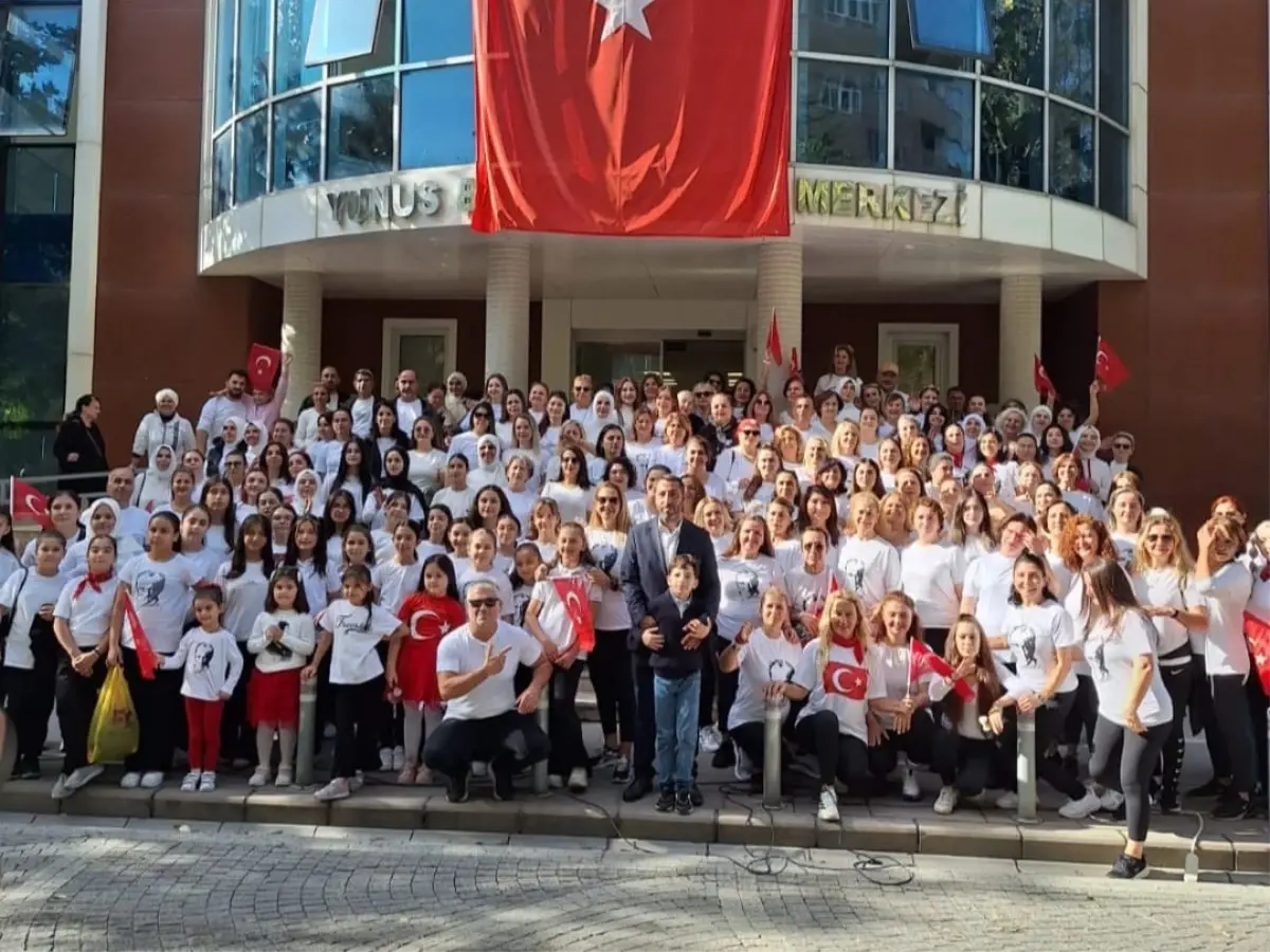 cumhuriyetin 102 yili sari zeybek ile kutlandi FUQVyRH8.jpg