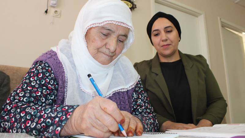 esi adini bile yazamiyorsun deyince 88 yasinda okuma yazma ogrendi 96YrrAZ7.jpg