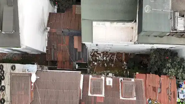 istanbul arnavutkoyde istinat duvari yikildi 2 bina tahliye edildi NgN3e1dA.jpg