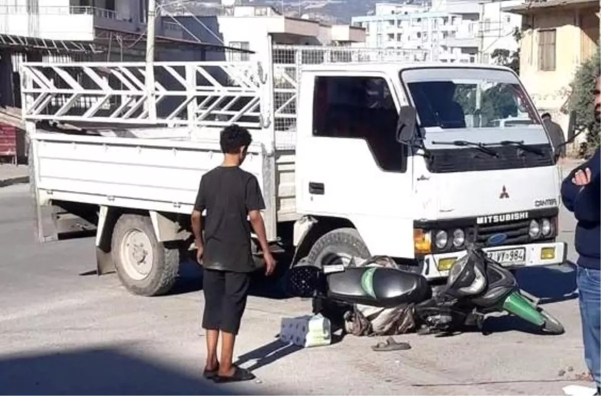 mersinde kamyonet ile motosiklet carpisti surucu agir yaralandi MeaO23Nm.jpg