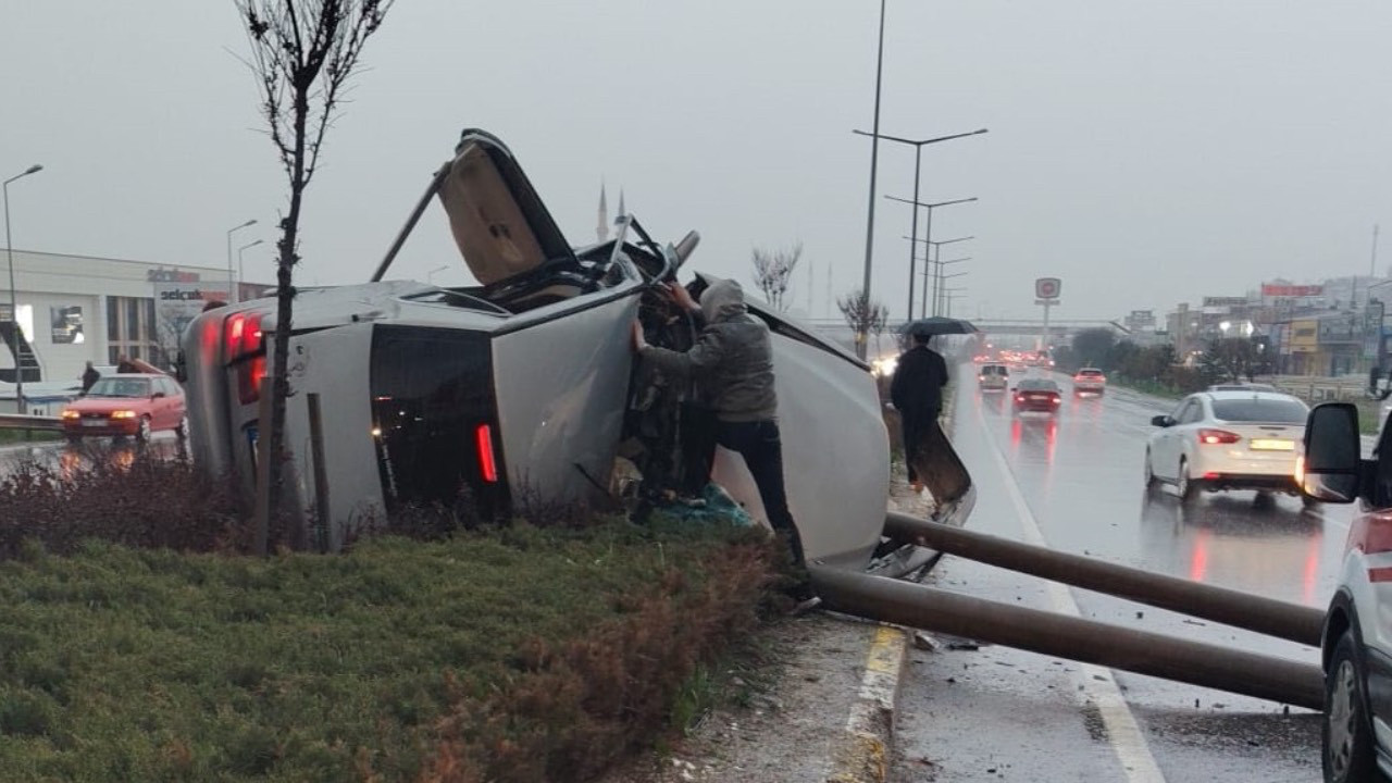 Sağanak Yağış Kazaya Neden Oldu: Aydınlatma Direğine Çarpan Araçta Sürücü Yaralandı