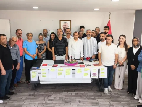 Diyarbakirda 685 kisi chpden istifa etti birer paket kina gonderiyoruz otursunlar eserlerine bakip kina 1DOelr8y