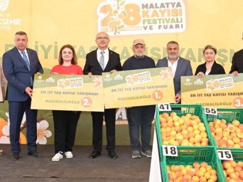 Malatya kayisi festivali ve fuari eglence dolu anlar yasatiyor 8hZmXJM6