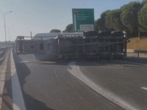 Son dakika buyukcekmecede beton tankeri devrildi yol trafige kapatildi 25bG5jpy