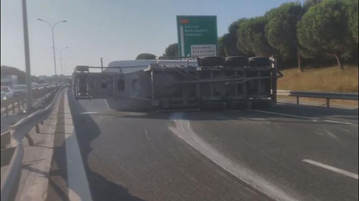 Son dakika buyukcekmecede beton tankeri devrildi yol trafige kapatildi 25bG5jpy